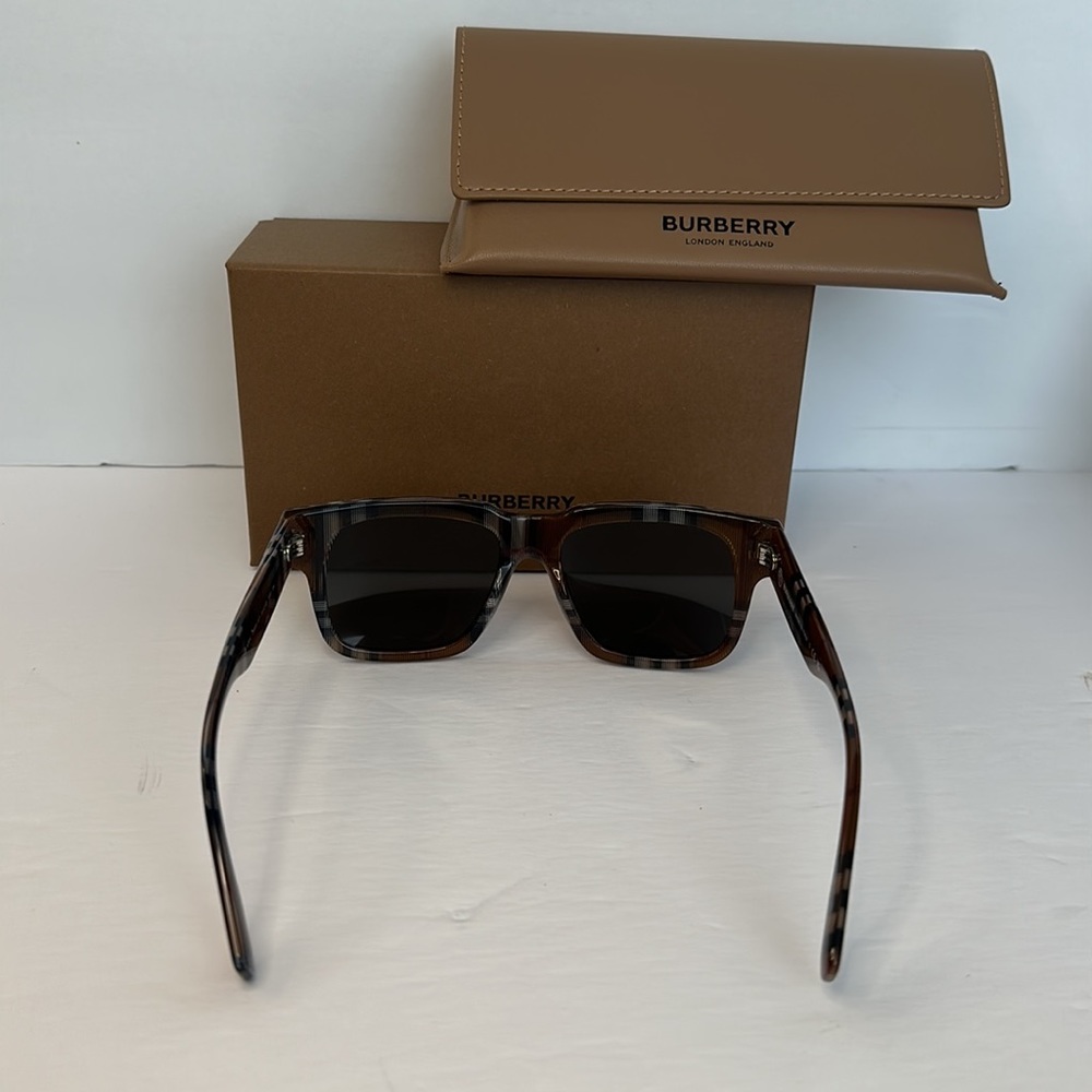 💯 - New Authentic BURBERRY
Dark Gray Square unisex Sunglasses - Picture 8 of 16